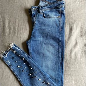 Zara Women’s fitted mid-rise jeans l
